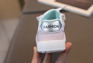 Détail de baskets enfant rose et menthe avec talon argenté et inscription FASHION