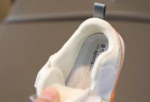 Vue détaillée de la doublure en maille respirante et semelle souple de chaussures bébé