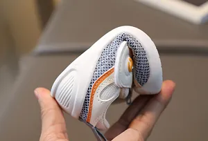 Gros plan sur la semelle souple et le mesh respirant bleu des chaussures de marche bébé