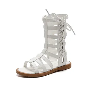 Sandales spartiates hautes blanches pour filles avec lacets croisés et semelle plate brune