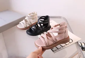 Details von Kinder-Römersandalen mit weichen Lederriemen und Reißverschluss an der Ferse
