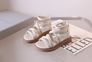 Detail von Retro-Römersandalen für Mädchen in Creme mit Reißverschluss und rutschfester Sohle