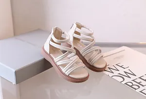 Detailansicht beige Römersandalen mit Riemchen und robuster Gummisohle für Kinder