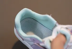 Détail de la doublure en mesh vert menthe et semelle alvéolée des baskets pour enfants