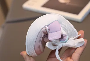 Vue détaillée de la semelle en caoutchouc souple sur basket rose et blanche pour enfant