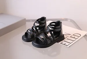 Detailansicht schwarzer Römersandalen mit Kreuzriemen und Reißverschluss für Mädchen