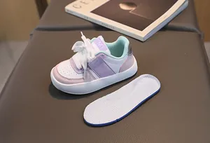 Vue détaillée de baskets blanches pour enfants avec bandes velcro et semelles respirantes