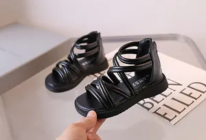 Detail von schwarzen Mädchen-Gladiatorensandalen mit mehreren Riemen und Reißverschluss