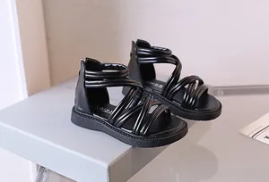Detail von Kinder-Gladiatorsandalen in Schwarz mit Riemchen-Design und Fersenreißverschluss