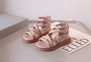 Detailansicht rosa Römersandalen für Mädchen mit runden Riemen und Reißverschluss an der Ferse