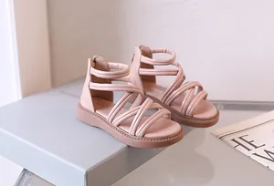 Details von rosa Mädchen-Römersandalen mit Kreuzriemen und Reißverschluss hinten