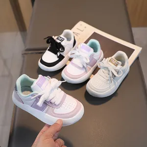 Baskets classiques blanches pour enfants en trois couleurs avec dessus cuir et semelle gomme