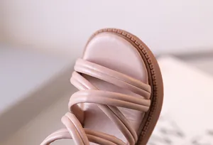 Nahaufnahme der rosa Riemchensandalen für Mädchen mit weichem Leder und Sohlendetails