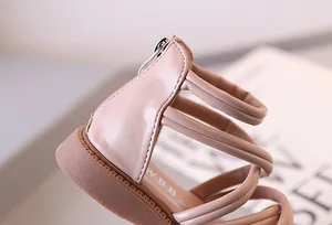 Detailansicht der rosa Römersandalen für Mädchen mit Reißverschluss an der Ferse
