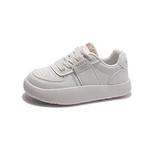 Baskets décontractées blanches classiques pour enfants avec velcro et bout perforé respirant
