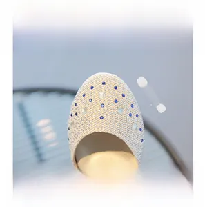 Vue détaillée du bout de sandales de princesse pour fille avec strass et cristaux