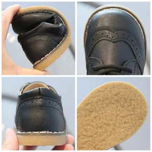 Classiche scarpe Brogue per bambini in pelle nera con suole flessibili in gomma