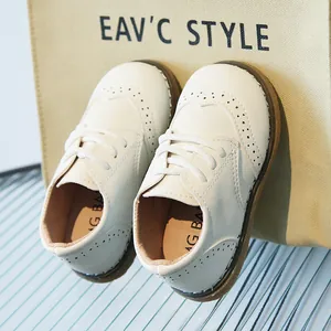 Classiche scarpe Brogue bianche per bambini con decorazioni traforate e suola in gomma