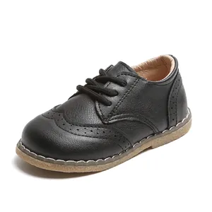 Scarpe classiche per bambini in pelle nera con decorazioni brogue e suola in gomma