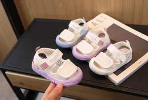 Vue macro de sandales pour bébé en mesh respirant avec protection orteils et velcro