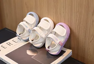 Détail de sandales pour bébés en maille respirante avec bout protecteur en caoutchouc