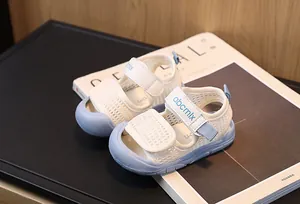 Détail de sandales pour bébé avec tissu en maille respirante et sangle velcro réglable