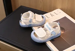 Détail des sandales en maille respirante avec bout renforcé et bande velcro