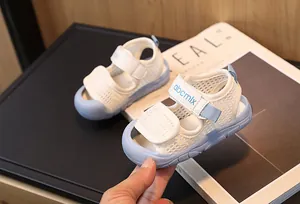 Détail de sandales bébé avec mesh blanc respirant et bout bleu avec protection anti-choc