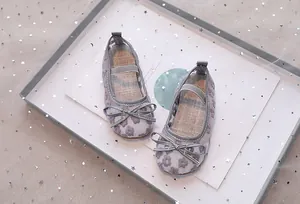 Detail van mesh ballerina's voor peuters met bloemenborduursels en een strikje