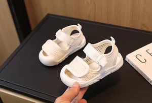 Détail des sandales blanches en maille respirante pour bébés avec double fermeture velcro