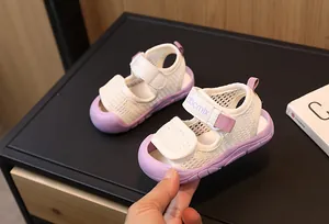 Vue détaillée des sandales d'été pour bébé en maille blanche et semelle en caoutchouc mauve