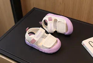 Détail de sandales bébé violettes avec mesh respirant et embout anti-collision