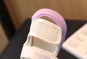 Détail d'une sandale d'été pour tout-petit avec maille violette et bout fermé
