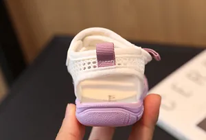 Détail du talon de sandale pour bébé avec maille respirante et semelle violette antidérapante