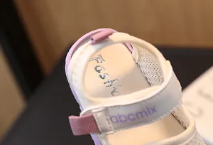 Détail de sandales pour tout-petit avec maille respirante et sangle velcro pratique