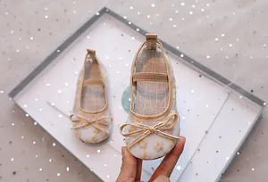 Detailopname van meisjes Mary Jane schoenen van mesh met bloemenborduurwerk en een strik