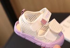 Détail de sandales pour bébés en maille violette respirante avec double bride velcro