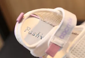 Détail de sandale pour enfant avec mesh respirant et sangles roses et violettes