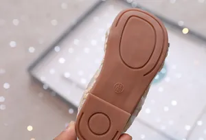 Detail van de antislip rubberen zool maat 26 met griptextuur voor kindersandalen