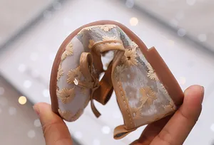 Detail van de flexibele rubberen zool en ademende mesh-stof op de kindersandalen