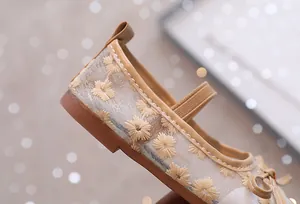 Detailopname van bloemenborduurwerk op ademende mesh Mary Jane zomerschoenen voor meisjes