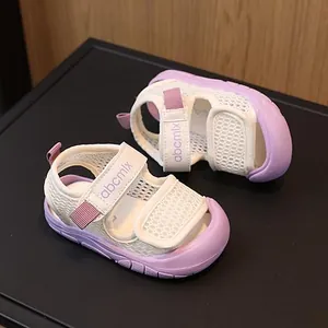 Sandales en maille pour tout-petits avec dessus respirant blanc et violet et bout renforcé