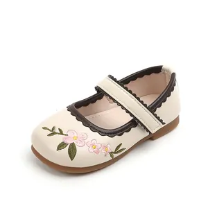 Mädchen Mary Jane Schuhe in Beige mit Blumenstickerei und gewelltem braunem Rand