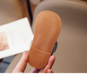 Detailansicht der rutschfesten Gummisohle mit Wellenmuster und Größe für Mädchenschuhe