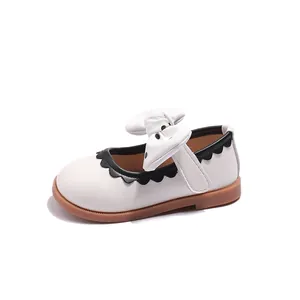 Elegante weiße Mary Jane Schuhe für Mädchen mit schwarzem Wellenrand und großer Schleife