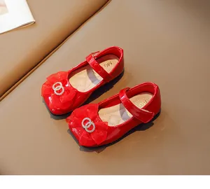 Nahaufnahme roter Lackleder-Mary-Janes für Mädchen mit Netzschleife und Metallschnallendetail
