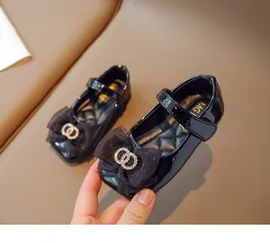 Details schwarzer Lackleder-Mary-Janes für Mädchen mit Netzschleife und Kristallschnalle