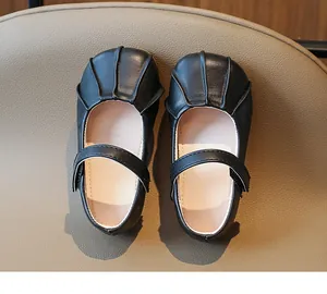Vista de detalle de zapatos Mary Jane negros con diseño plisado de estilo retro