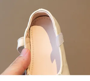 Detalle del forro suave y el cierre de velcro en estos zapatos de cuero para niñas