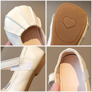 Beigefarbene Mädchen Ballerinas mit strukturierter Kappe und rutschfester Sohle